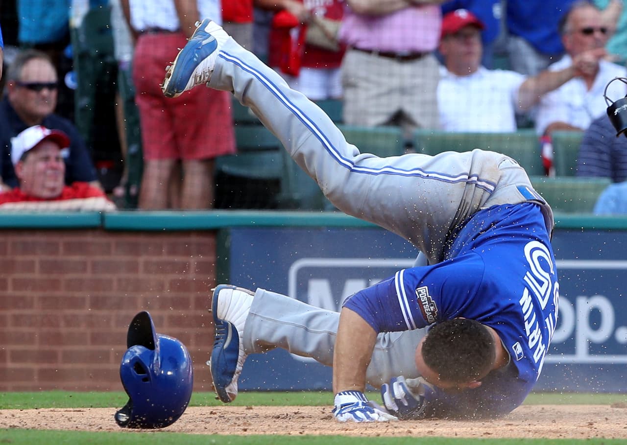 Russell Martin del equipo de Toronto y una curiosa caída durante el primer juego de la división de la serie de la Liga Americana en el Globe Life Park en Arlington.