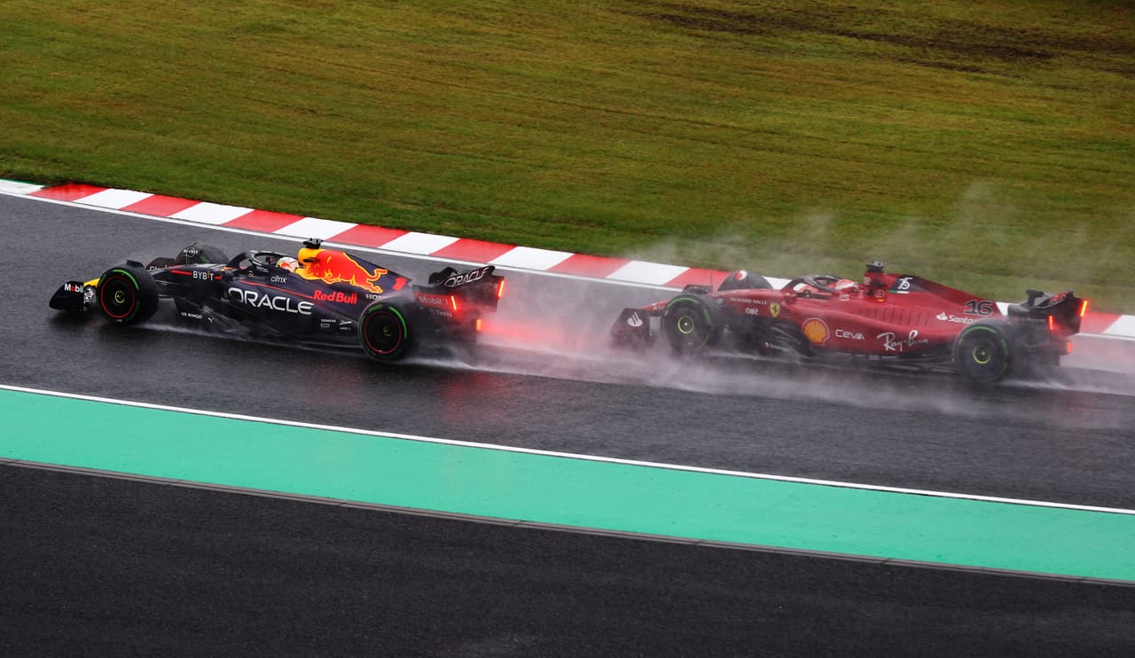 La fuerte lluvia hizo de las suyas en el circuito de Suzuka correspondiente al Gran Premio de Japón, lo que obligó a aplazar la carrera luego de apenas tres vueltas recorridas sin que haya un estimado de tiempo para reanudar la carrera.