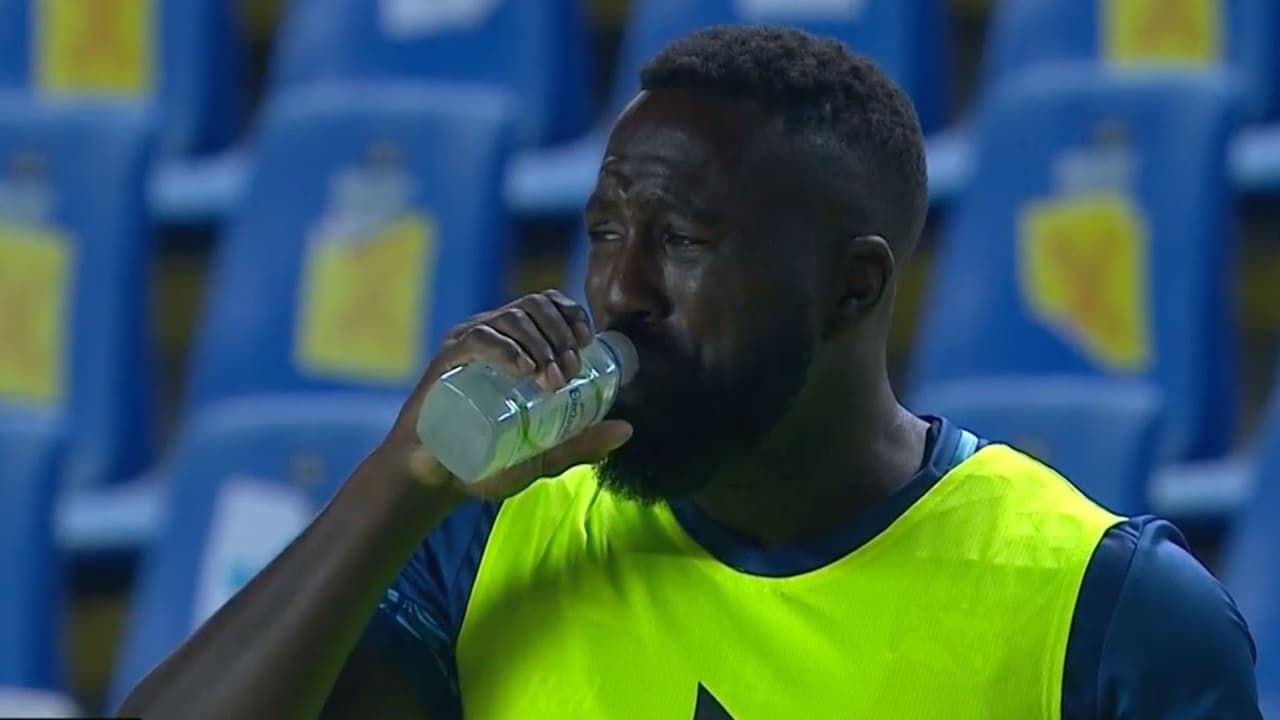 Jozy Altidore prueba el suero y lo detesta en pleno partido