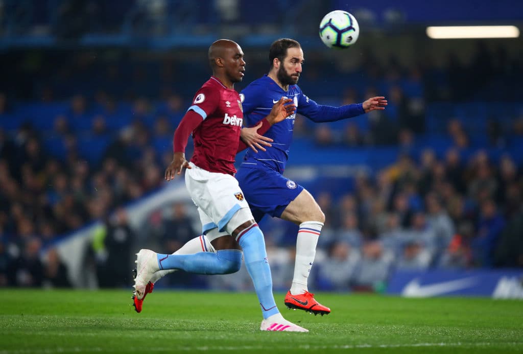 Gonzalo Higuain del Chelsea peleando por el esférico ante Angelo Ogbonna del West Ham United en los primeros minutos de un partido que comenzó a ritmo muy revolucionado.