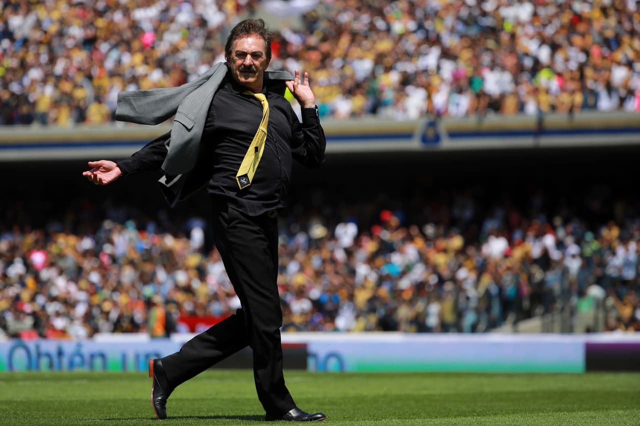 MEXICO CITY, MEXICO - MARCH 19: Ricardo La Volpe coach of America gestures during the 11th round match between Pumas UNAM and America as part of the Torneo Clausura 2017 Liga MX at Olimpico Universitario Stadium on March 19, 2017 in Mexico City, Mexico. (Photo by Hector Vivas/LatinContent/Getty Images)