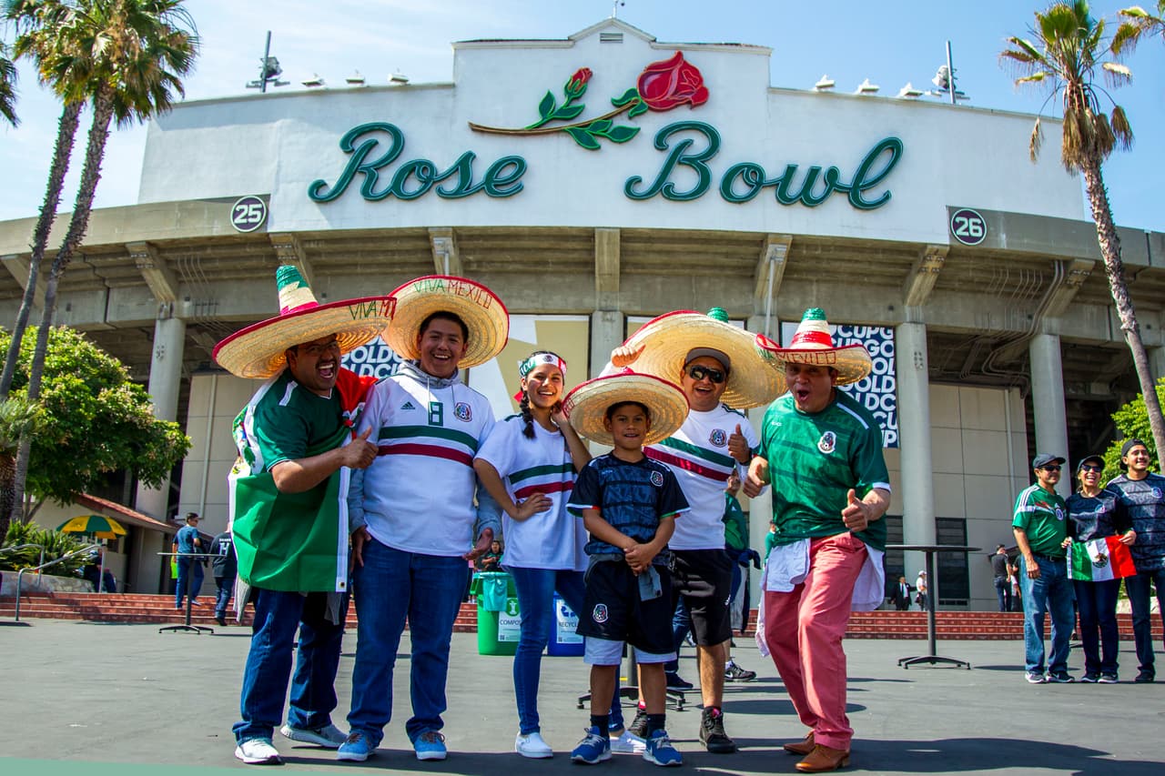 Los fanáticos mexicanos en gran número se preparan para el primer juego del Tri en la Copa Oro 2019 contra Cuba en el Rose Bowl.