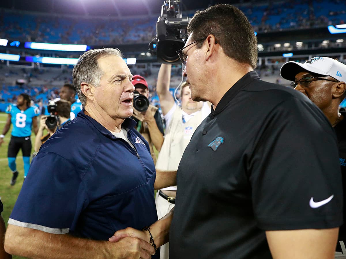 Los entrenadores Bill Bellichick (izquierda) de los Patriots, y Ron Rivera (derecha) de los Panthers, se saludan tras el juego de pretemporada.