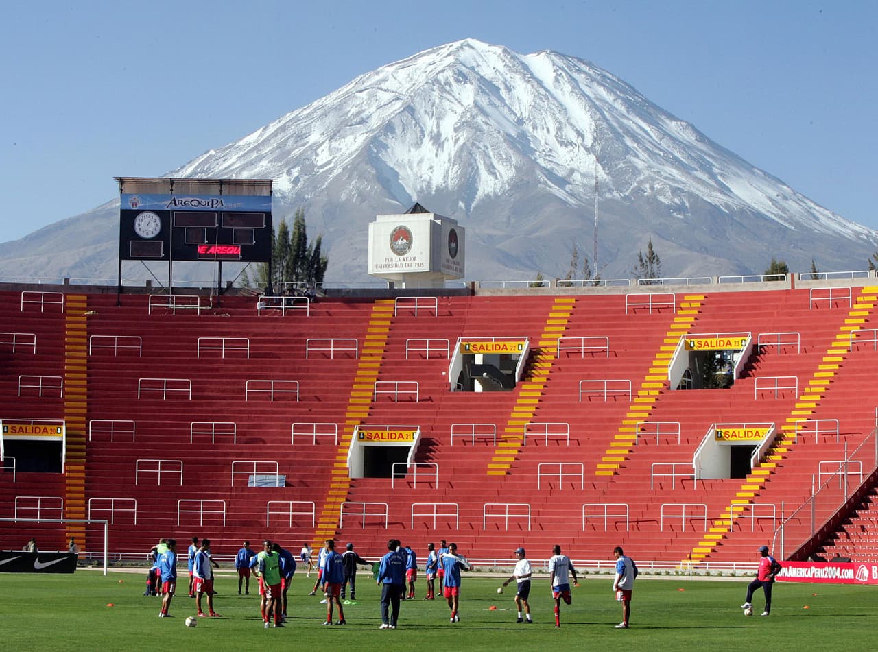 Aquel partido representó el debut de ambos equipos en aquel torneo como parte del Grupo B en el Estadio de la Universidad de San Agustin en Arequipa.