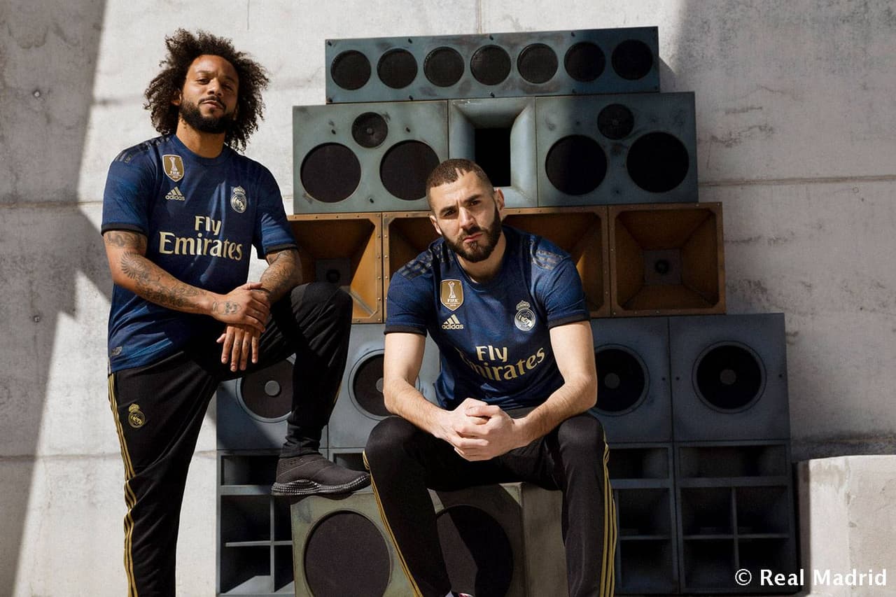 Real Madrid y Adidas han hecho el lanzamiento de su segunda equipación para la próxima temporada, así como el uniforme alterno de los porteros. Con un ambiente muy urbano y un video de los jugadores al ritmo del trap, los fanáticos madridistas conocieron esta nueva playera azul con detales dorados.