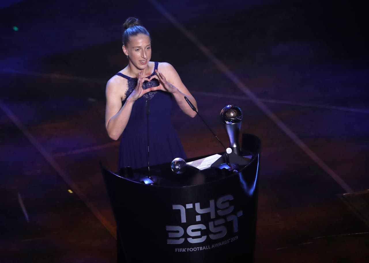 Sari van Veenendaal recibe the Best FIFA a la mejor portera.