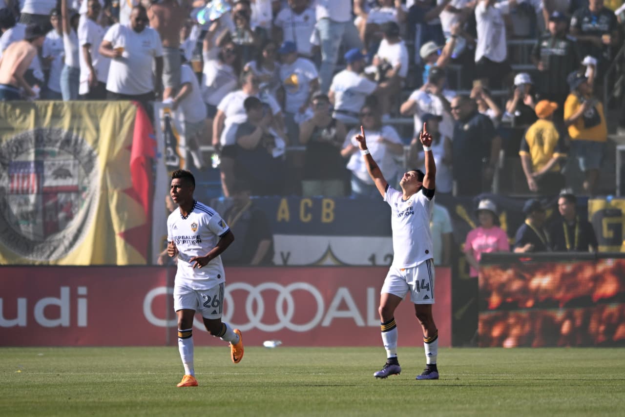 Así celebró Chicharito su gol inicial...
<br>