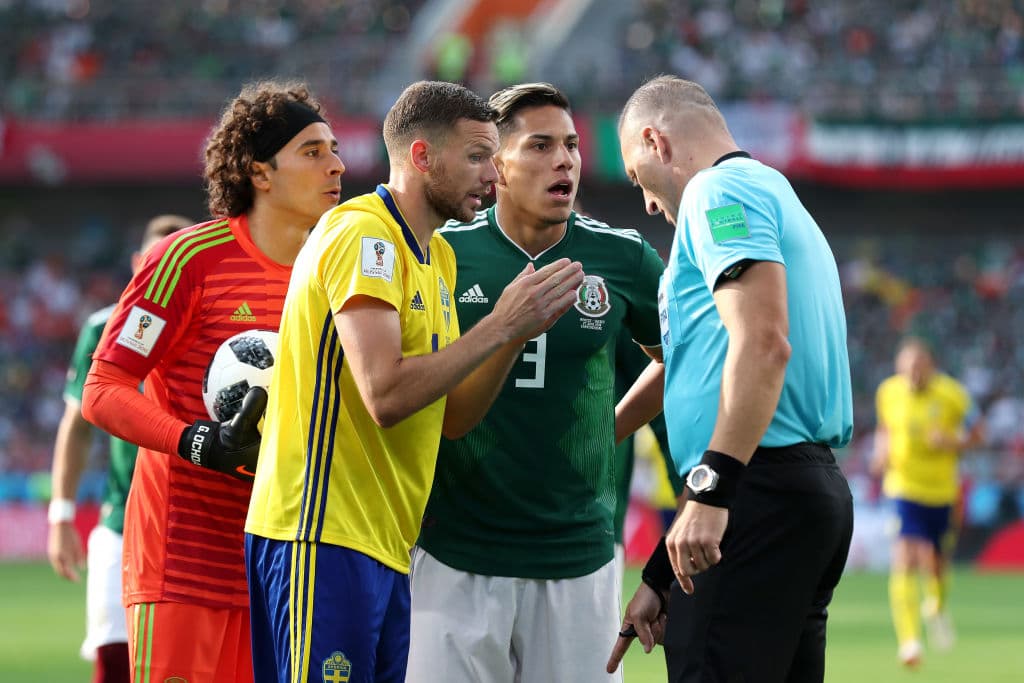 Tras esa falta, Ochoa se vistió de salvador al evitar que Suecia anotara el primer tanto.