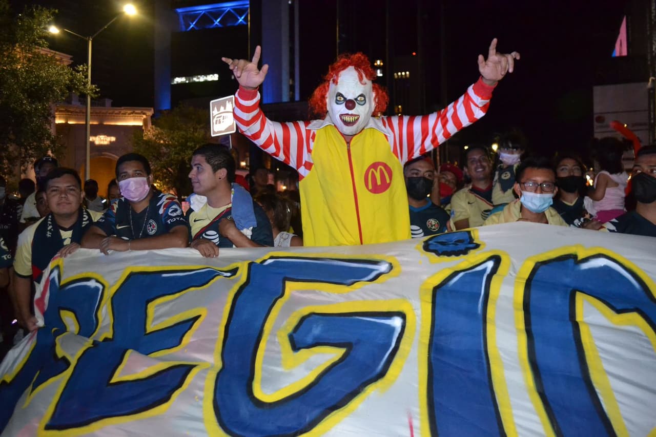 En vísperas de la final de la Concacaf Liga de Campeones donde las Águilas del América enfrentarán a Rayados de Monterrey, al rededor de 250 aficionados se dieron cita a las afueras del hotel de concentración del conjunto azulcrema. Los fans americanistas comenzaron a tocar tambores, cantar porras y encendieron bombas de humo cuando el equipo arribó a las instalaciones.
