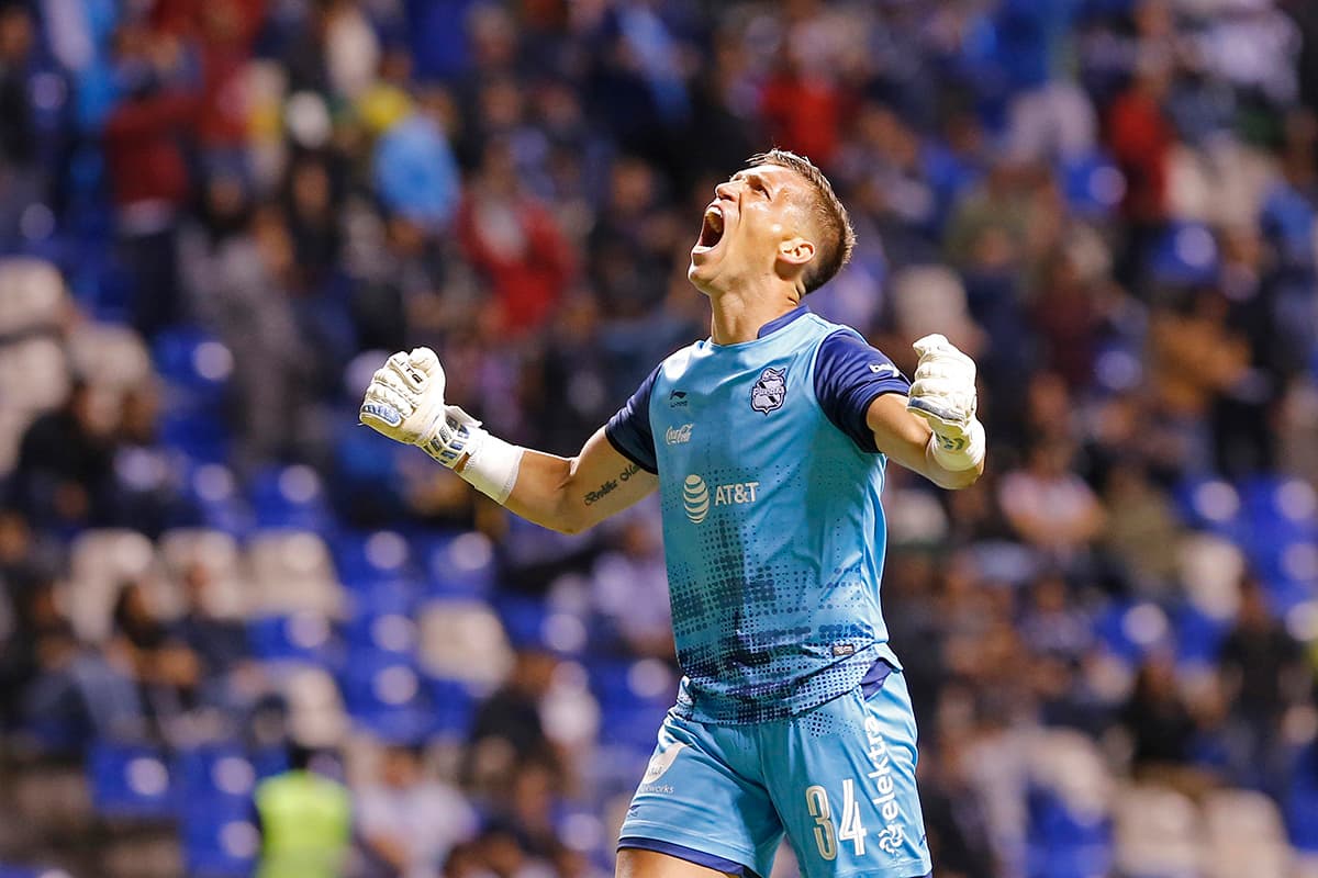 El arquero uruguayo Nicolás Vikonis celebra la victoria, en la que también contribuyó con sus buenas intervenciones para evitar más goles de Monterrey.