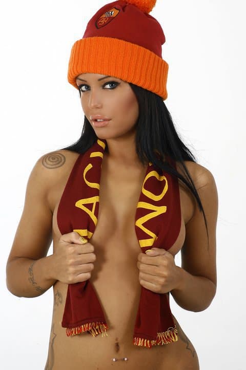 La modelo italiana es una de las seguidoras más apasionadas del conjunto de ‘la loba’ y los demuestra con unas sexys fotos.