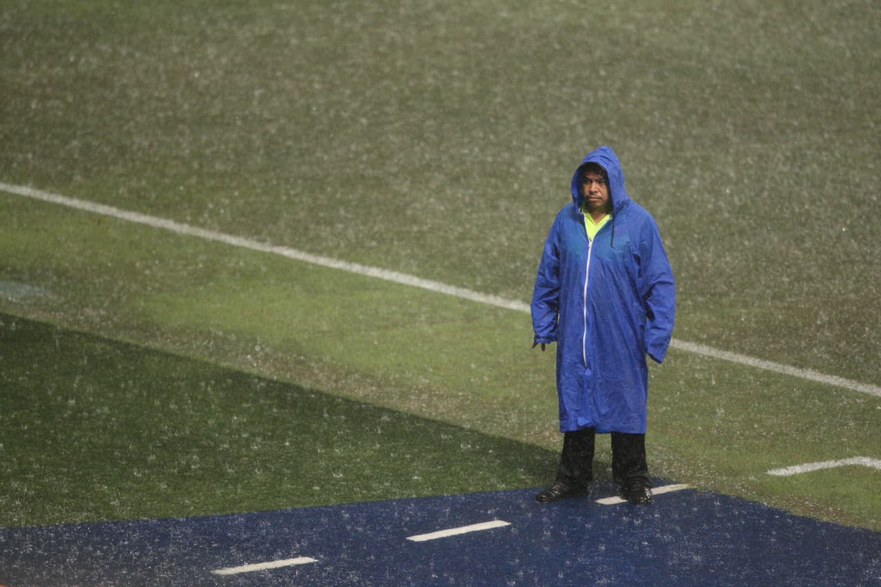 El partido oficialmente se cancela y se reprograma para el martes de la semana que viene, el 2 de octubre.
