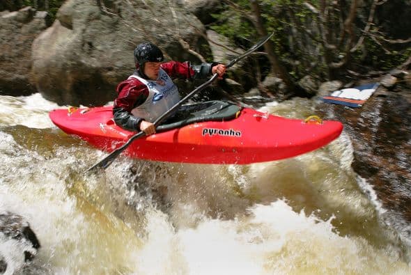 Jared Seiler de Gladwyne, Pennsylvania compite en el Campeonato de Steep Creek Kayaking de Homestake Creek en los Juegos de la montaña de Teva, en Red Cliff, Colorado.