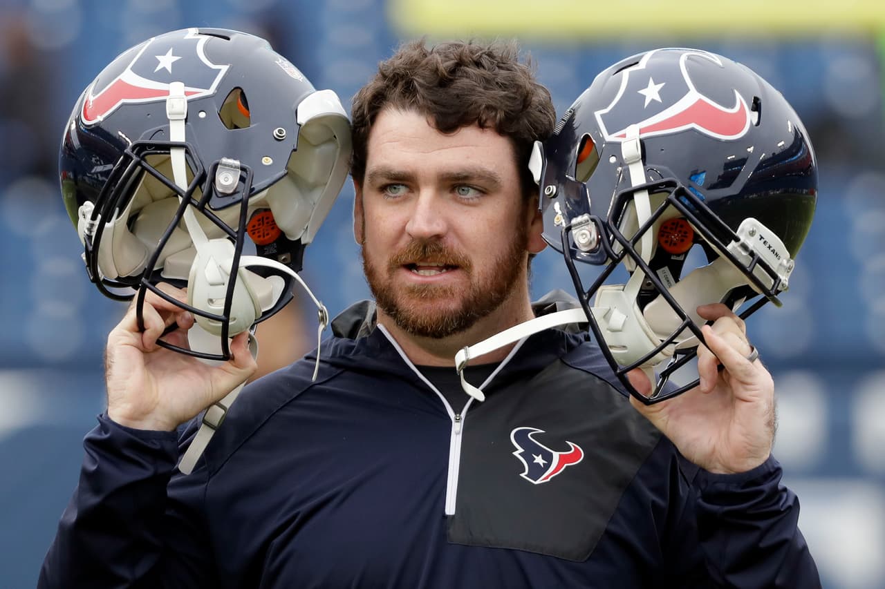 Celebridades del deporte y de Hollywood estuvieron presentes en el último adiós para George Floyd. Figuras como Channing Tatum, Jamie Foxx, Cal y Hannah McNair, Bill O'Brien, Jack Easterby, DC Anthony Weaver, OC Tim Kelly, JJ Watt, DJ Reader, entre otros entrenadores y jugadores atendieron esta tarde en Houston al funeral de George Floyd.
<br>