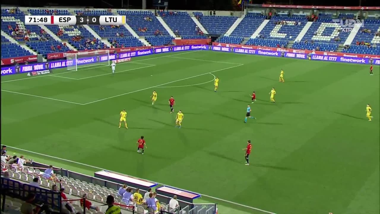 ¡GOL!  anota para España. Javier Puado