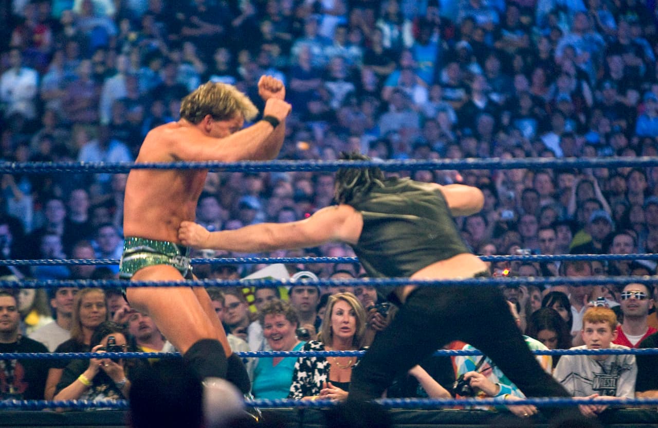 En Wrestlemania 25 en 2009, el actor Mickey Rourke apeló a su pasado de boxeador y apareció en el ring para 'enseñarle' a Jericho cómo comportarse. El artista noqueó al luchador.