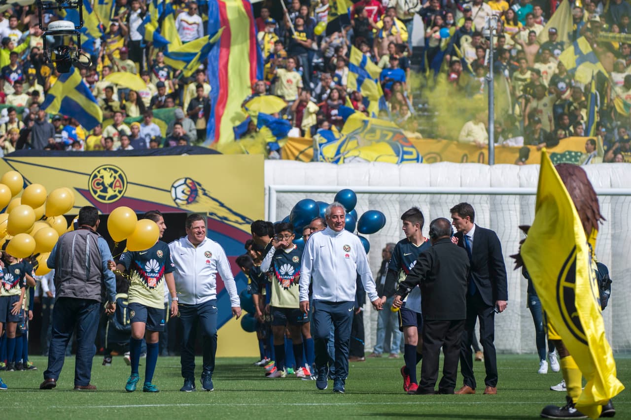 Las Águilas, tanto el equipo varonil y femenil, convivieron con los aficionados y se tomaron la foto oficial con ellos en el Estadio Azteca.