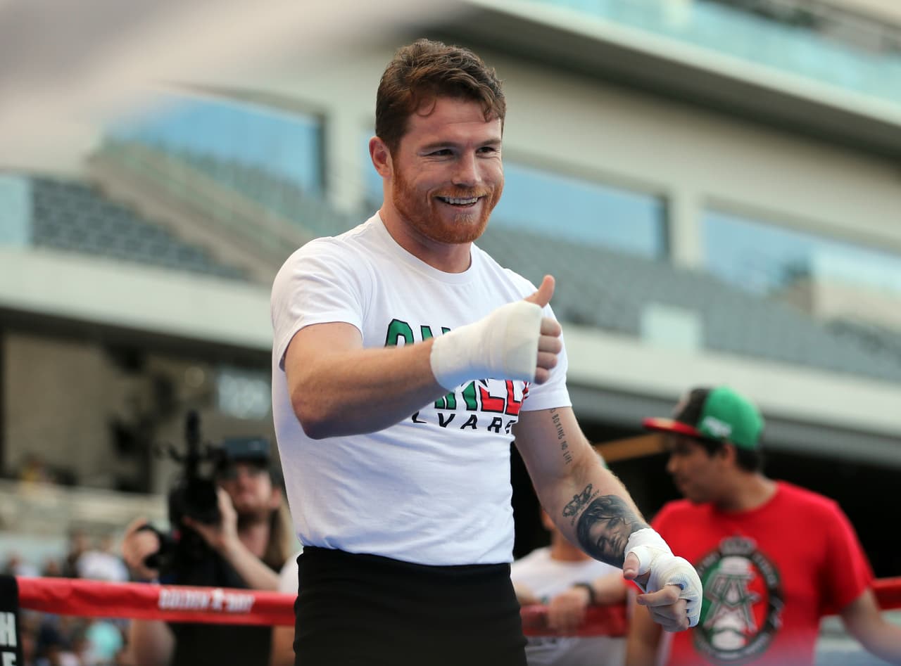 Saúl 'Canelo' Álvarez saluda durante su entrenamiento rumbo a la pelea con Gennady Golovkin.
