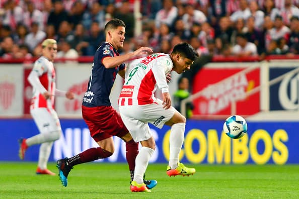 El partido presentó mucha fortaleza y la disputa por el esférico fue la principal característica desde los primeros minutos.