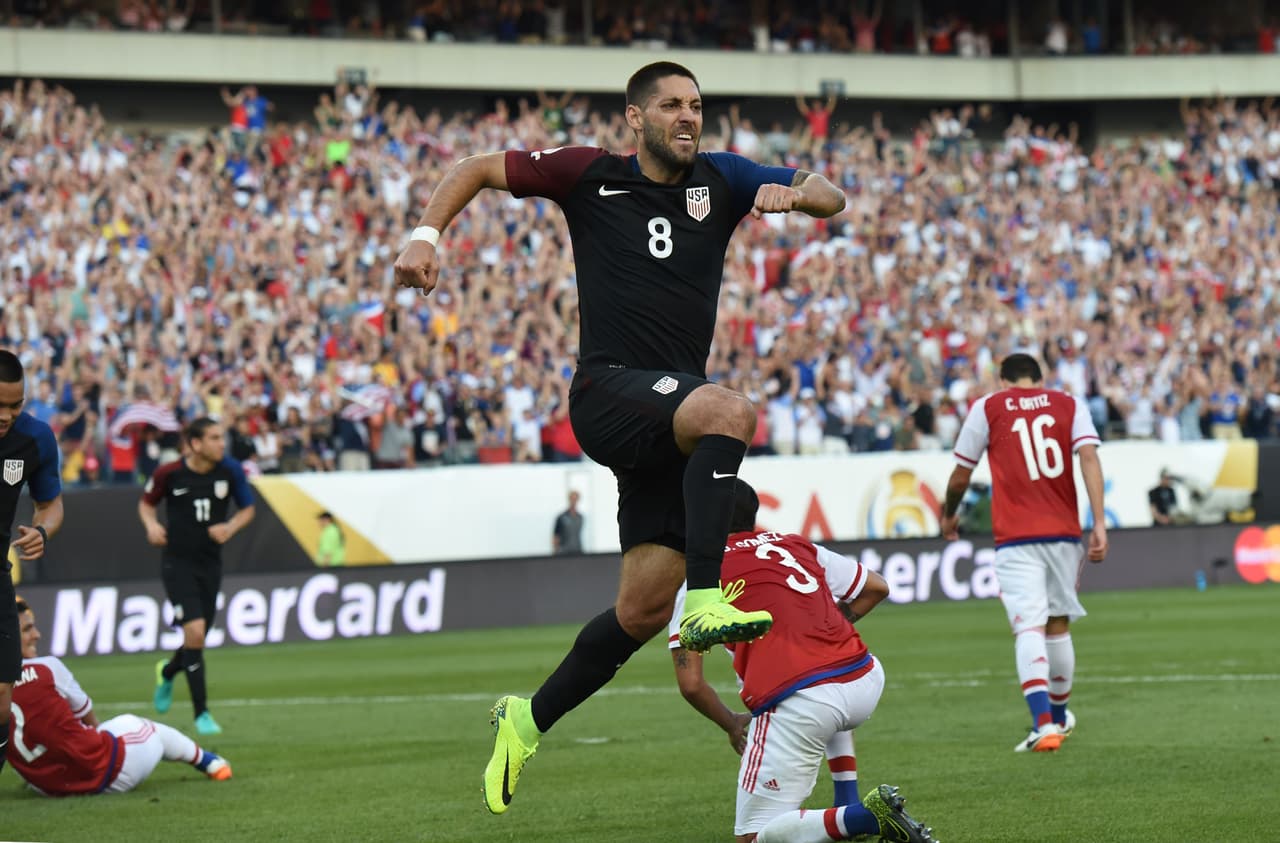 Celebración de Clint Dempsey.