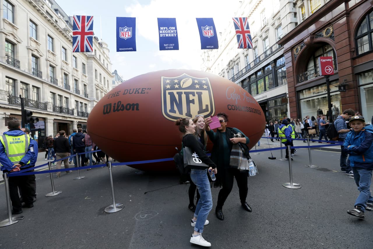 Los outfits, los gritos, las porras, carteles y autógrafos, todo lo que un fan NFL lleva a los partidos.
