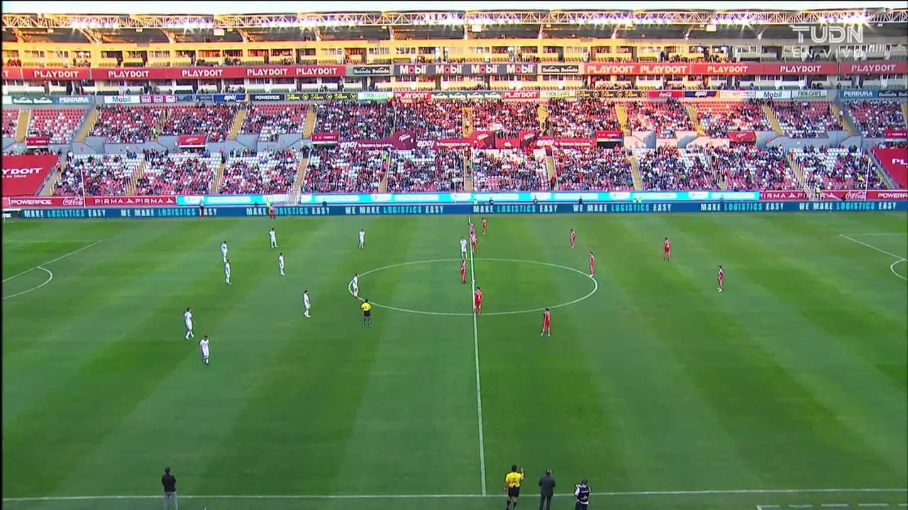 Arranca el partido y la pelota está en juego.