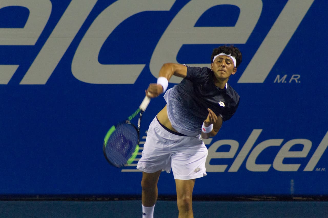 El estadounidense de raíces mexicanas Emilio Nava no superó la primera ronda al caer con su compatriota Makenzie McDonald por 6-1 y 6-3 en menos de una hora.