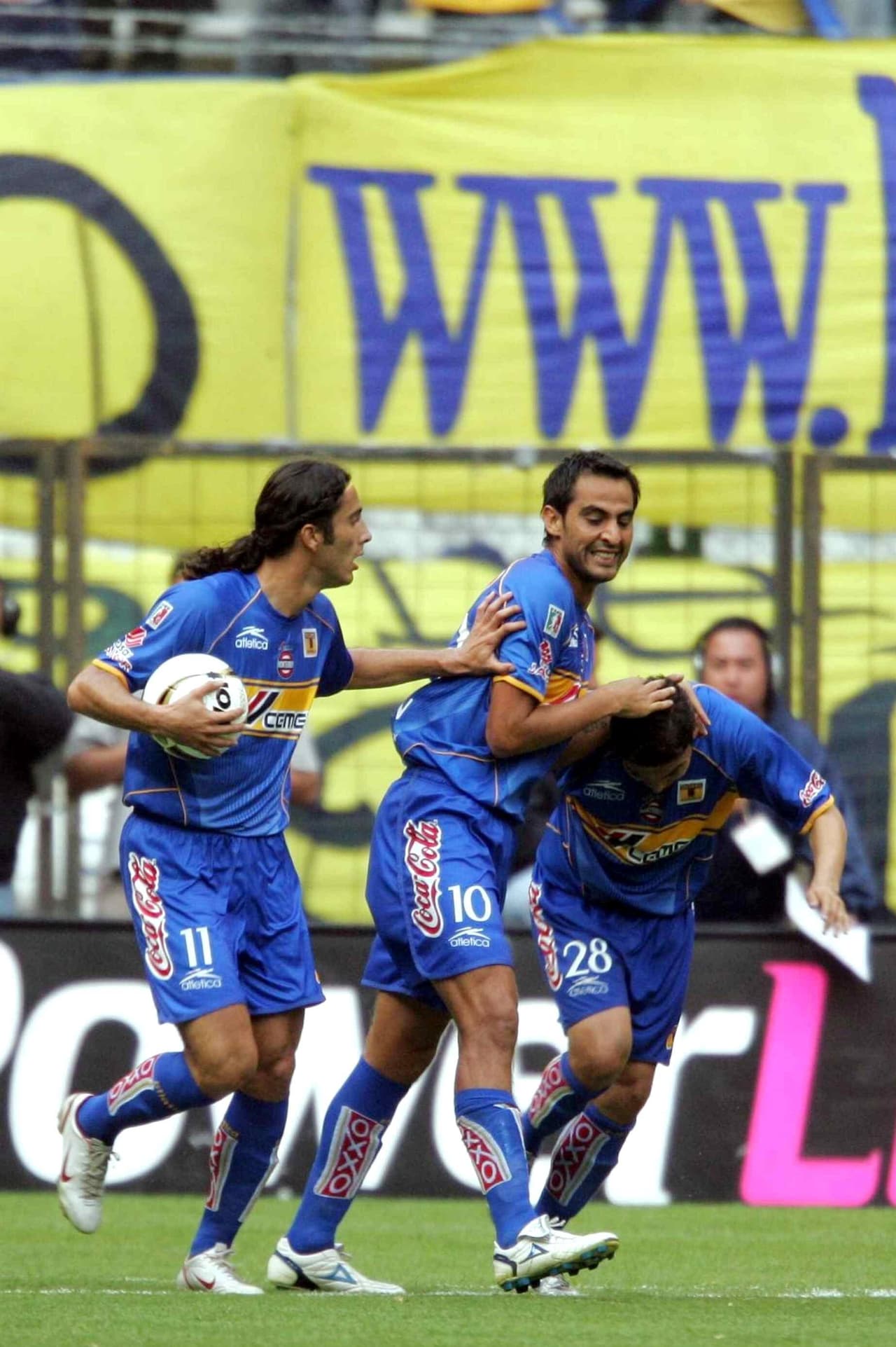 Walter Gaitán y Aldo de Nigris se encargaron de sentenciar al súper América de Guillermo Ochoa.