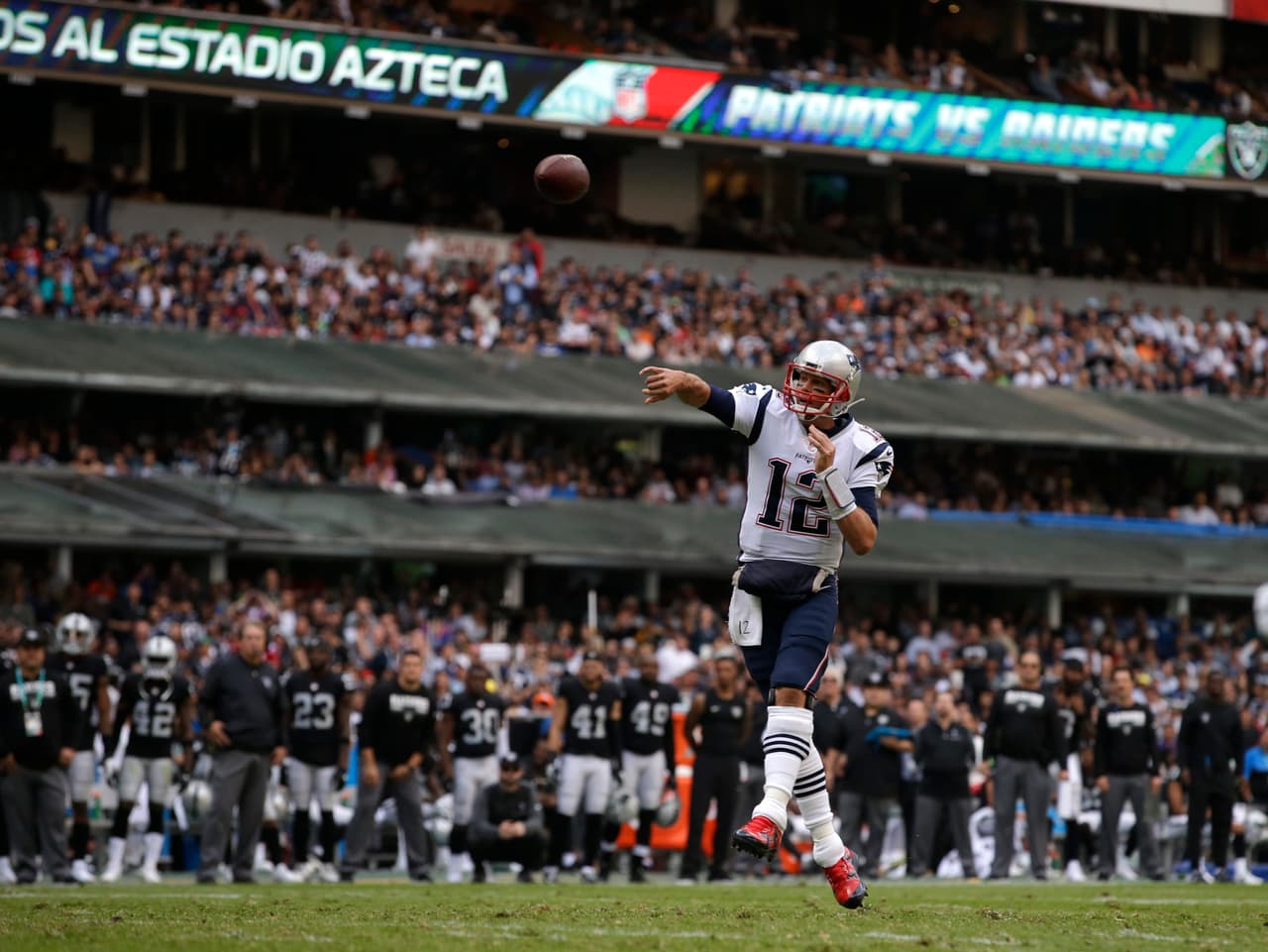 Patriots aplastó a Raiders en México con Tom Brady dando cátedra en el Azteca