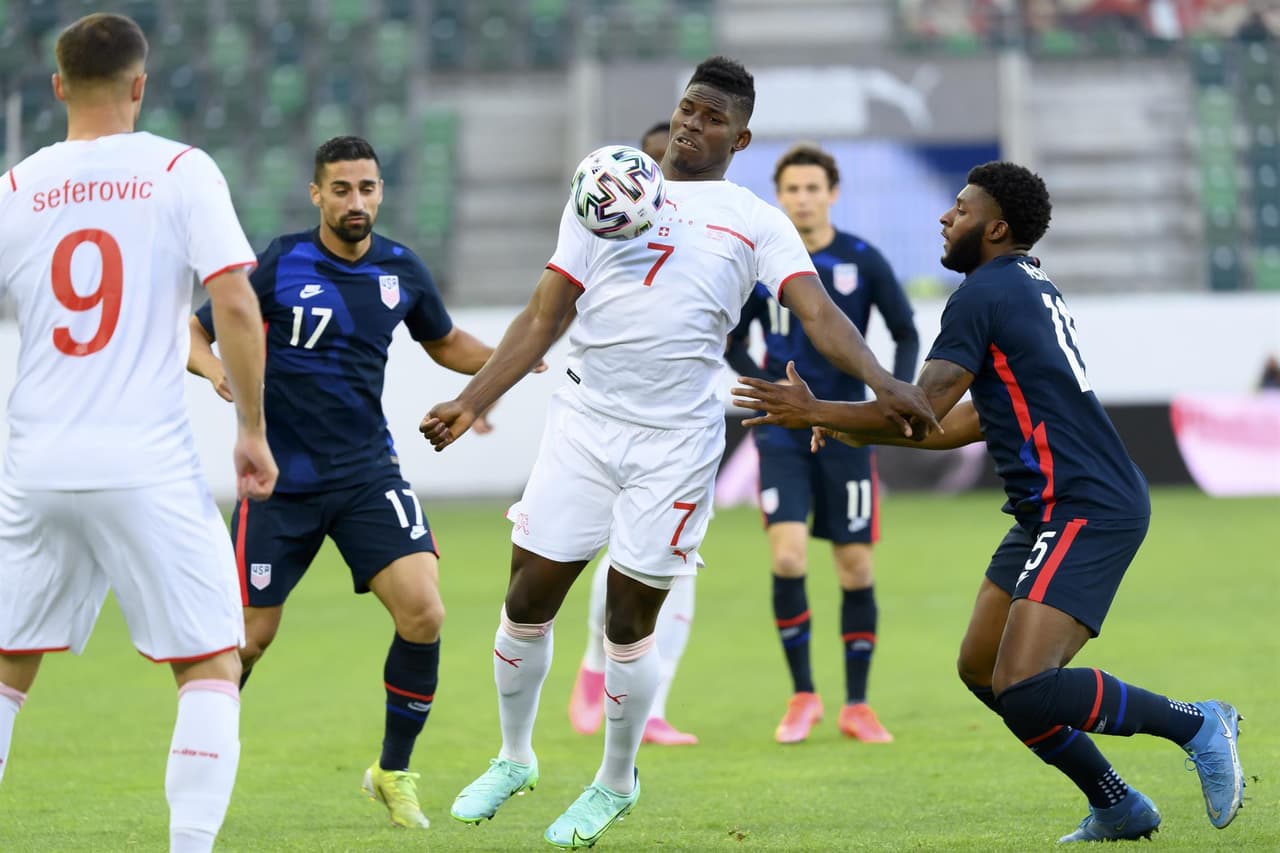 Suiza derrota a Estados Unidos en partido amistoso Internacional 2-1 llevado a cabo en en St. Gallen, Suiza. Sebastian Lletget abrió el marcador para el equipo de las barras y las estrellas, sin embargo, el equipo local empató el marcador a los pocos minutos con gol de Ricardo Rodríguez, y quien le dio la victoria a los suizos, fue Steven Suber durante la segunda mitad del encuentro.
