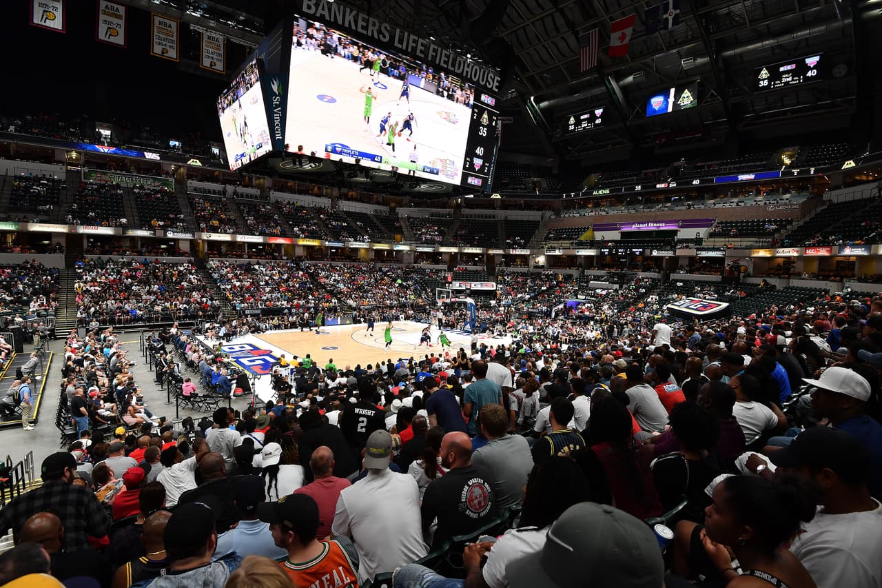 La calidez de los fanáticos, la energía y belleza de las animadoras y la presencia del rapero Ice Cube, confundador del torneo, le dio color al comienzo del Big 3, torneo que tiene en acción a varios exjugadores de NBA en duelos de 3 por 3.