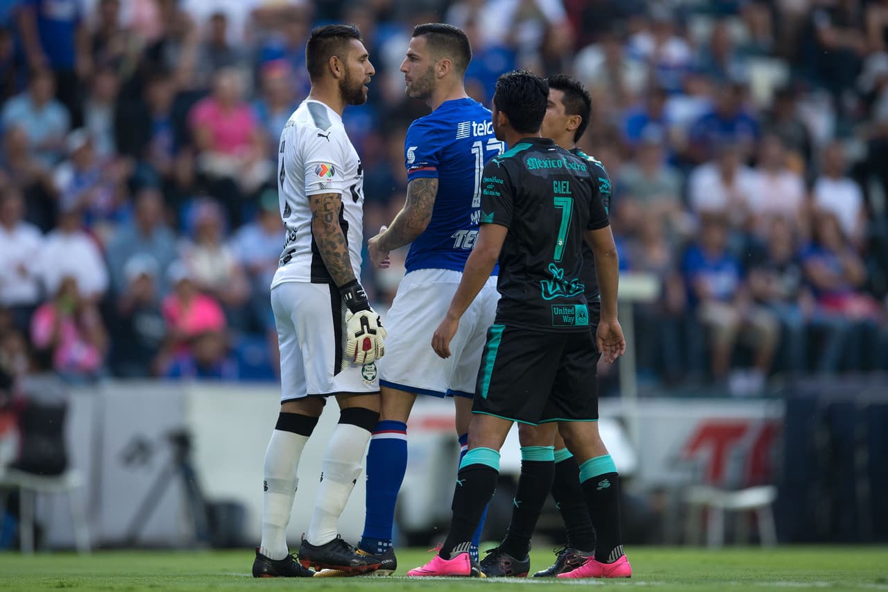 Muchos enfrentamientos y mucha tensión se vivió durante el juego disputado en el Estadio Azul.