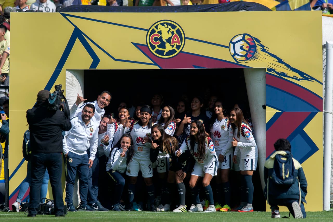 Las Águilas, tanto el equipo varonil y femenil, convivieron con los aficionados y se tomaron la foto oficial con ellos en el Estadio Azteca.