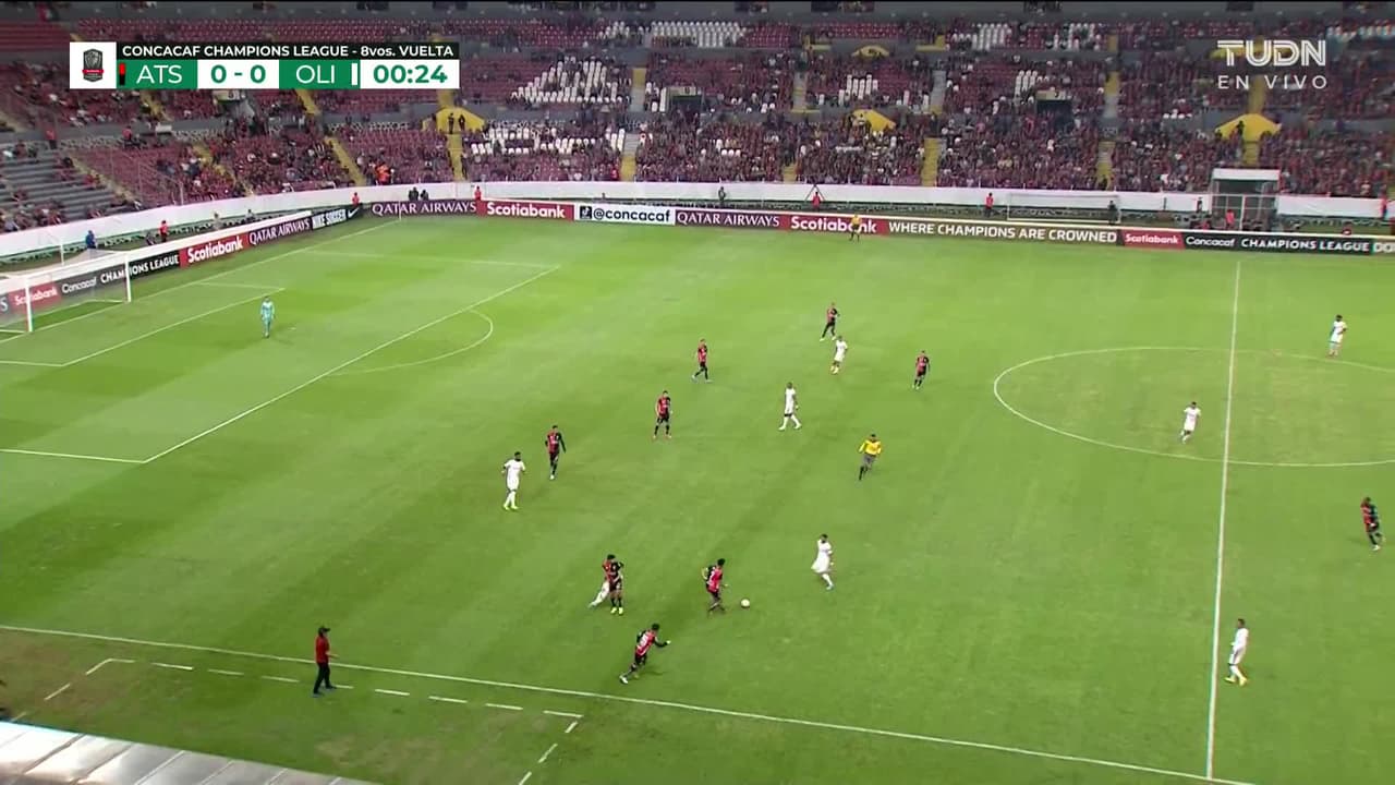 Arranca el partido y la pelota está en juego.