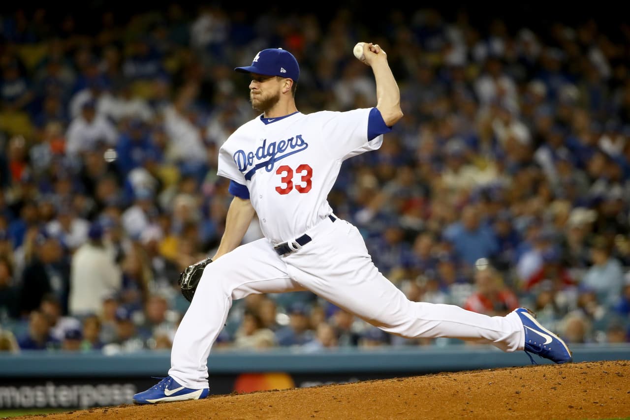 Tony Watson fue el pitcher ganador. El relevista retiró sólo un out para cerrar la sexta entrada y se acreditó la victoria en el sexto juego de esta Serie Mundial.