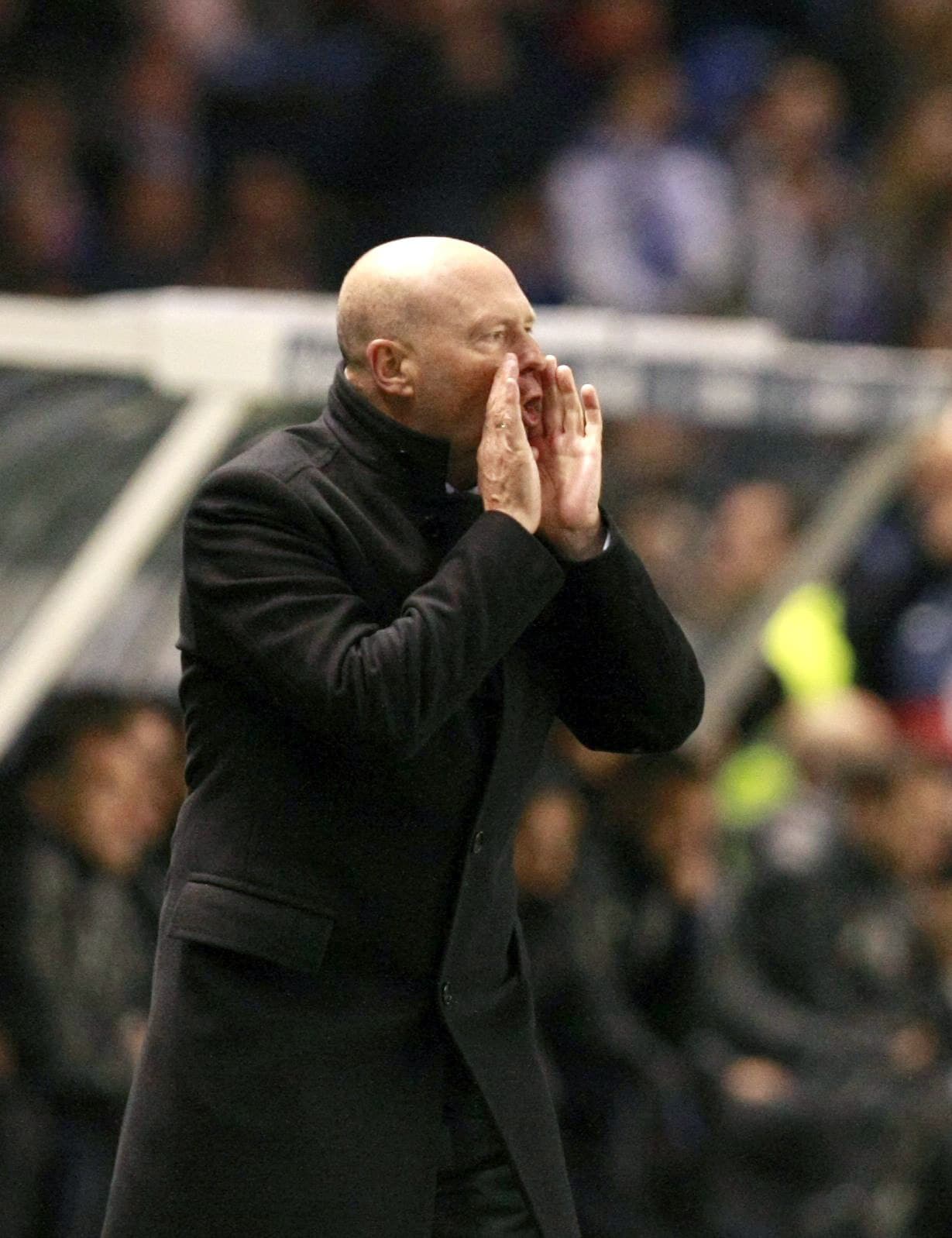 El entrenador Pepe Mel, del Deportivo, sufrió una nueva derrota y su equipo sigue preocupado por el descenso. Una derrota muy dura, no tanto por el rival sino por el marcador, ya que jugar ante el Madrid puede ser una derrota contemplada.