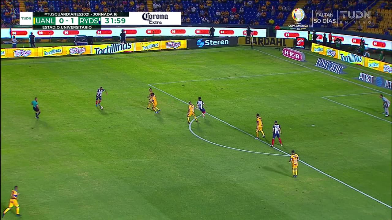 ¡TIRO ATAJADO! disparo por Vincent Janssen.