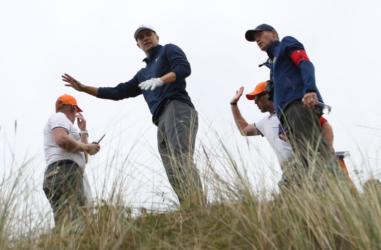 Todo pareció irse cuesta abajo en el hoyo 13, cuando el mal clima empujó a Spieth a una posición muy incómoda en el recorrido.