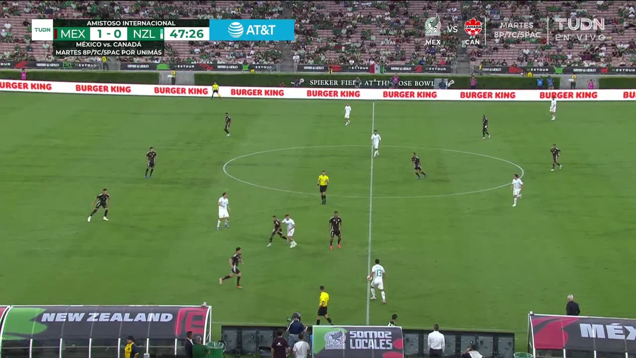 ¡CERCA! Orbelín Pineda disparó que se estrella en el poste.