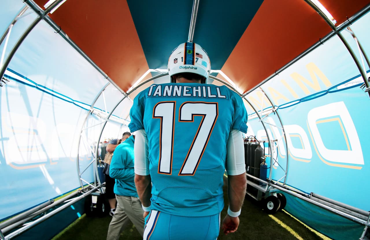 Tom Brady tuvo un mal día en Florida y los Patriots fueron derrotados 20-10 por Dolphins, y con ello la posibilidad de ser los sembrados N°1 AFC. Checa las mejores tomas de este duelo.