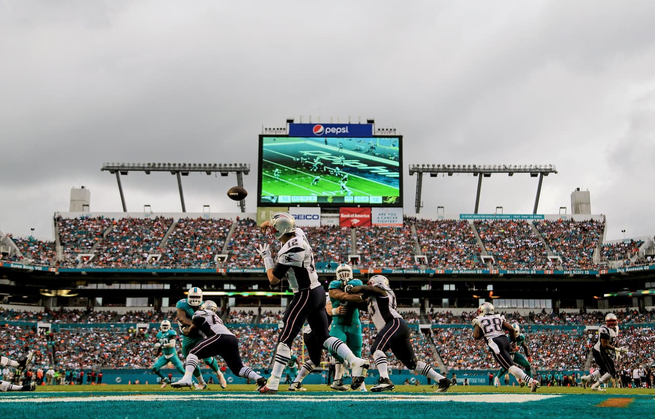 Tom Brady tuvo un mal día en Florida y los Patriots fueron derrotados 20-10 por Dolphins, y con ello la posibilidad de ser los sembrados N°1 AFC. Checa las mejores tomas de este duelo.