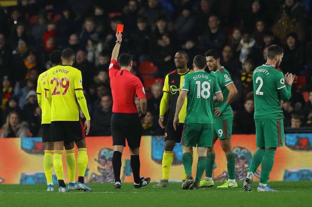 El árbitro Andy Madley manda a las regaderas a Kabasele luego de cortar una jugada de gol y tras la revisión del VAR.
