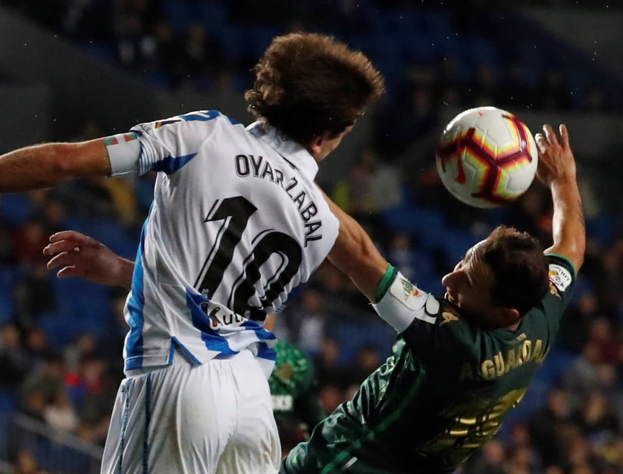 Real Sociedad, que tuvo en la banca a Héctor Moreno, derrotó 2-1 a Real Betis, que tuvo como titular a Andrés Guardado y como sustituto en cancha a Diego Lainez en el estadio de Anoeta, en San Sebastián.