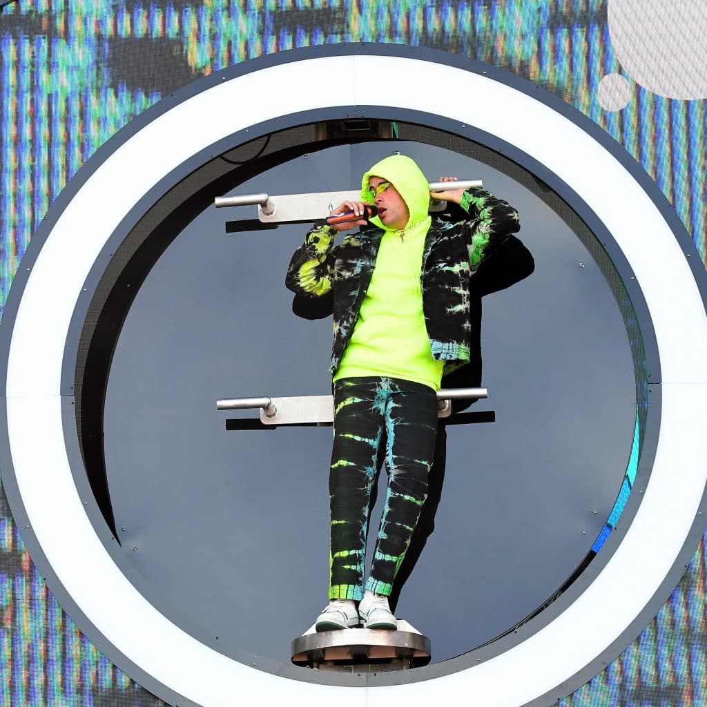 Entre dichos videos podemos ver videos en solitario, remixes, entre otros.
<br>