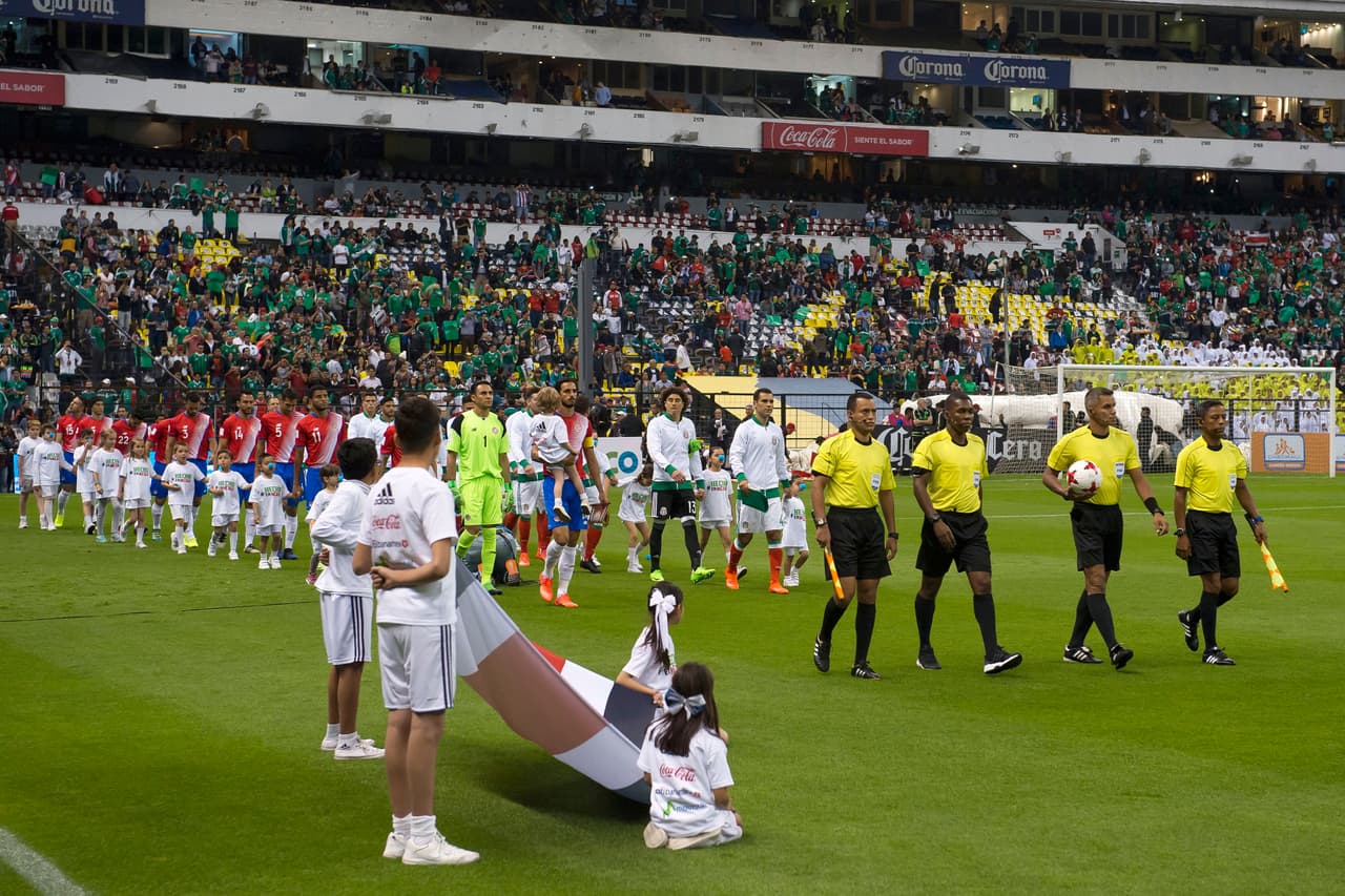 Los equipos saltan al terreno de juego. Hasta ese momento, el Azteca aún no estaba lleno.
