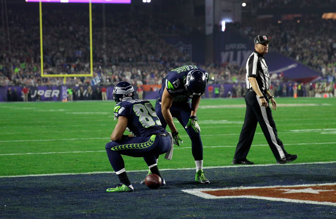En el SuperBowl XLIX entre Seattle y New England, Doug Baldwin anotó ante los Patriots y festejó fingiendo bajarse los pantalones y hacer sus necesidades.