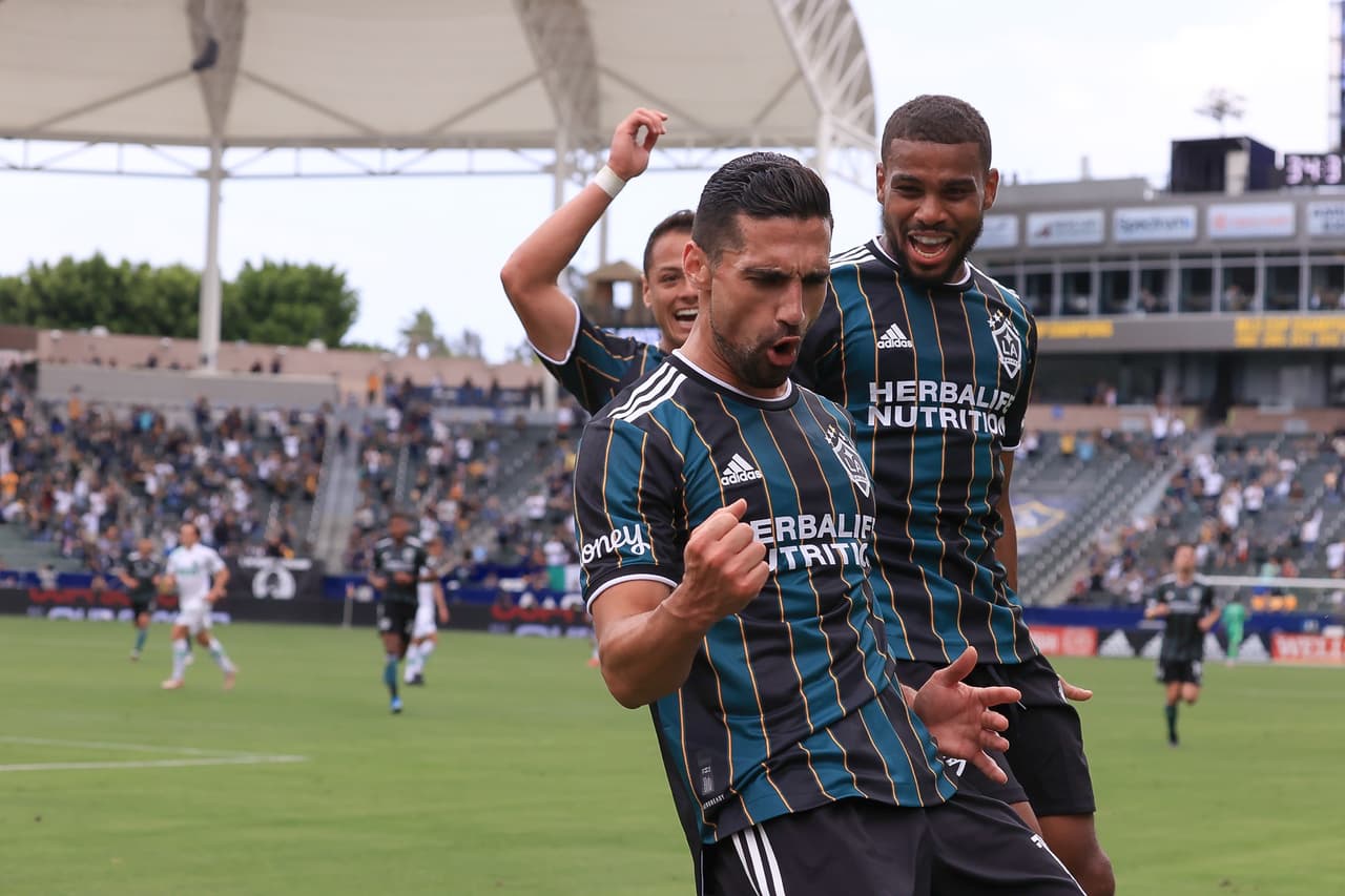 Chicharito tuvo una tarde de contrastes pues primero falló un penal, luego anotó gol y casi pone una asistencia a un gol que fue anulado.