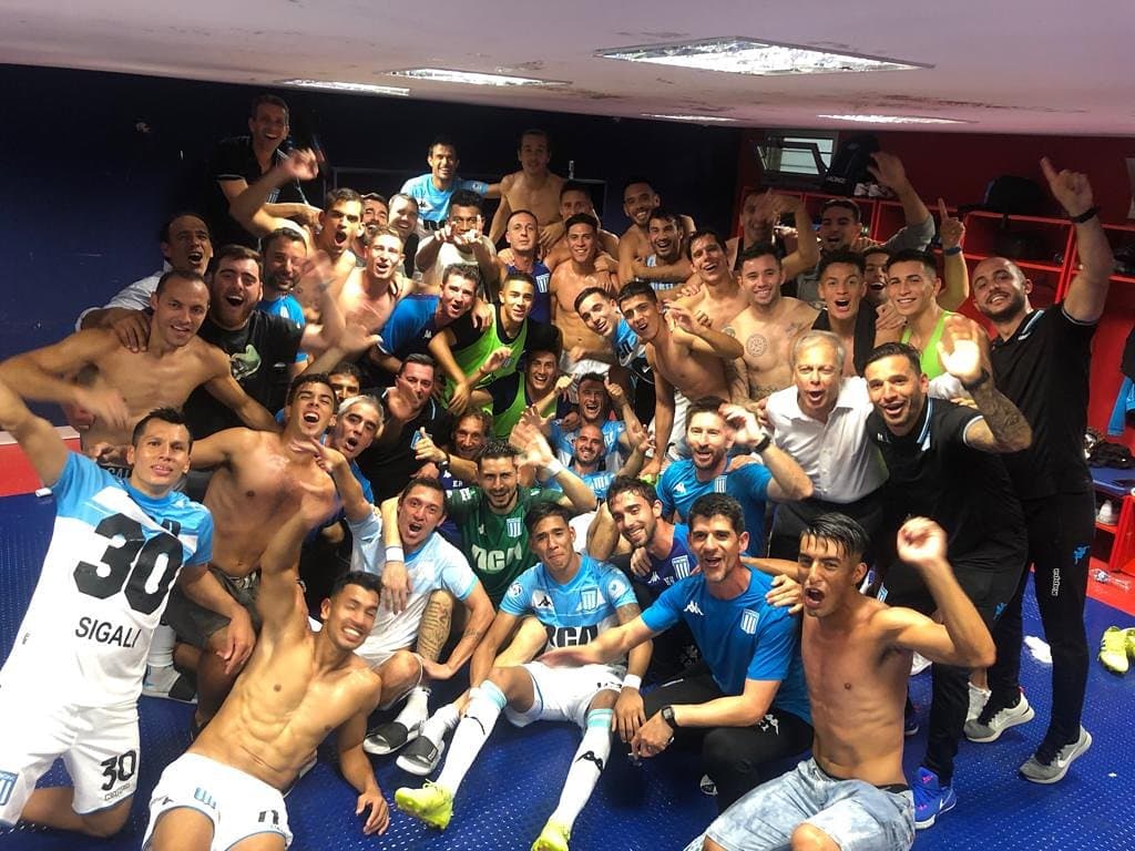 La foto de los campeones en el vestuario del Estadio José Dellagiovanna, sede del Club Atlético Tigre donde se disputó el partido.