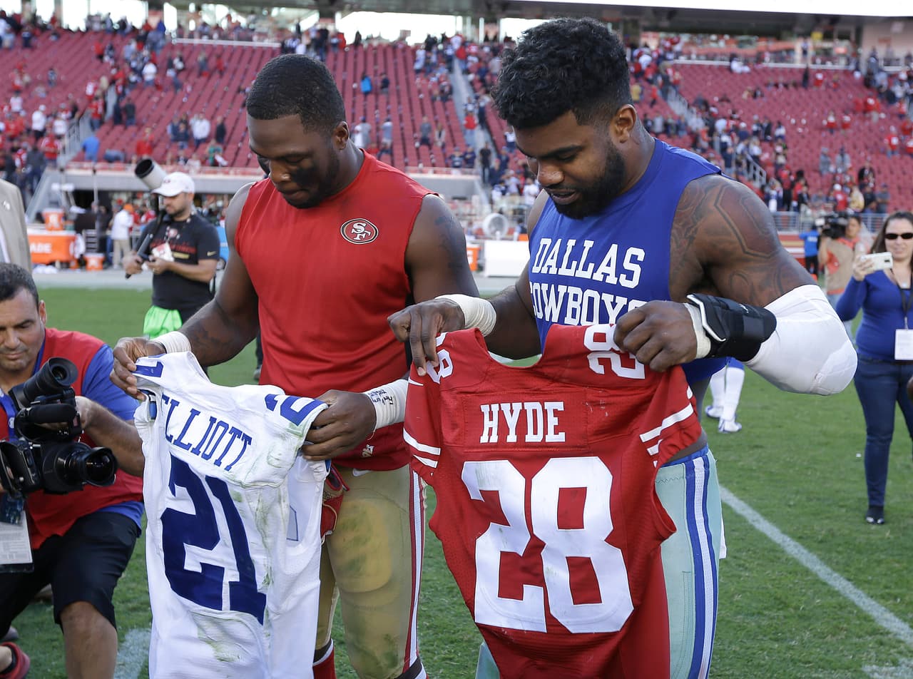 Cambiando jerseys los corredores Ezekiel Elliot de Dallas y Carlos Hyde de San FRancisco.