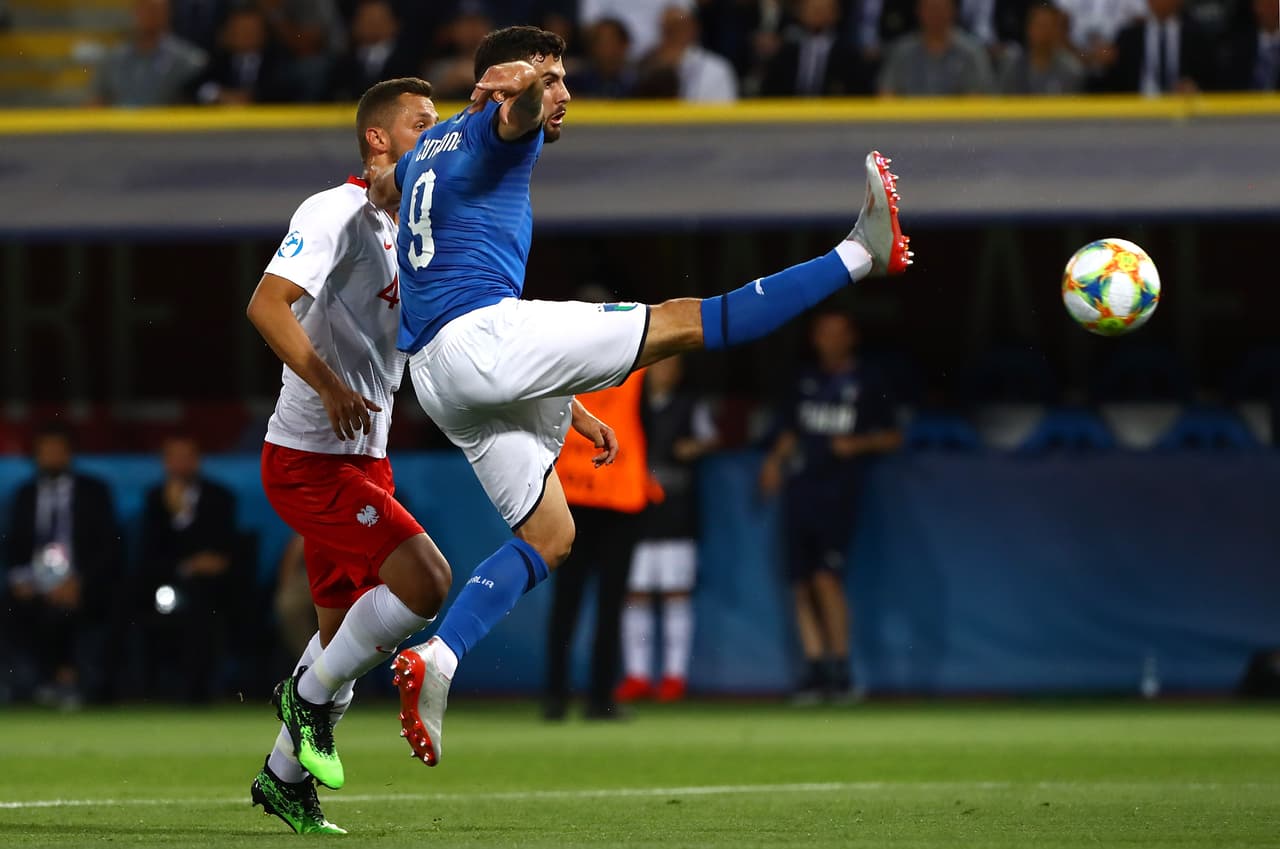 Italia se acercó e incluso embocó el balón, pero la jugada fue anulada tras apoyo del VAR.